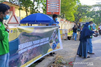 Sambut HUT ke-76 Kemerdekaan RI mahasiswa UNM bagikan ratusan pohon