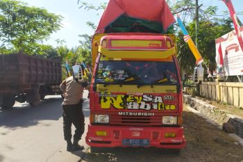 Grup kecimol dicegat aparat saat melintas di Jalan Raya Praya Timur