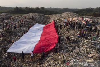 Pembentangan Bendera Merah Putih Di Lokasi TPA Sampah
