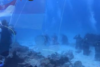 Polda Sumbar kibarkan Sang Merah Putih di dasar laut peringati HUT RI ke-76