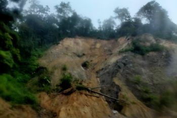 Jalan Padang-Bukittinggi di wilayah Agam tertimbun tanah longsor, tapi masih dapat dilewati