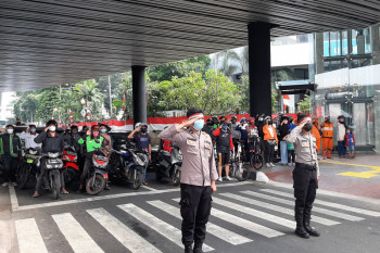 Pengendara di perempatan CSW Jaksel kumandangkan Indonesia Raya