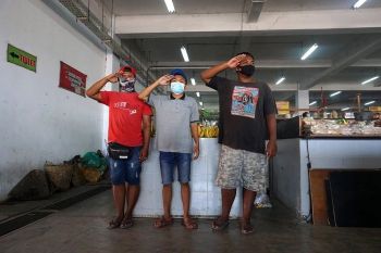Peringati HUT RI, pedagang dan pembeli di pasar tradisional Kediri hormat bendera