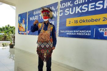 Ketua DPRP Papua gunakan baju adat Yapen bacakan Teks Proklamasi