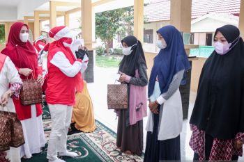 Sempena HUT RI 76, Dekranasda Siak salurkan bantuan di panti asuhan