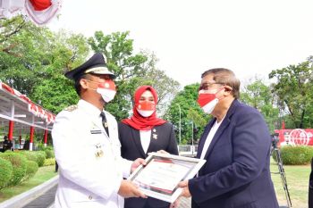 Plt Gubernur Sulsel beri penghargaan kepada 10 tokoh pencegahan COVID-19
