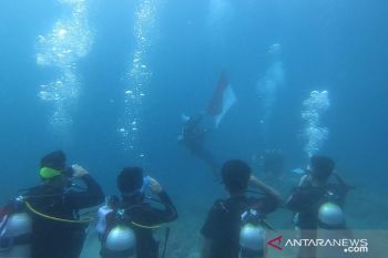 Penyelam Sulut gelar upacara HUT Ke-76 RI di dasar laut