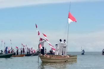 Warga Sorong gelar upacara HUT Kemerdekaan di tengah laut