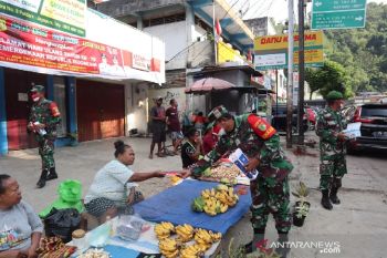 Prajurit TNI Kodam XVII/Cenderawasih bagikan masker ke warga
