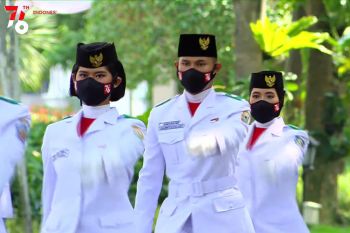 Putri karyawan PTPN V kibarkan Merah Putih di Istana Negara
