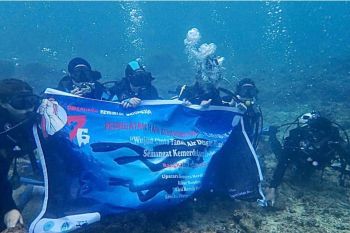 UKM Diving Club UNP rayakan HUT ke-76 Kemerdekaan RI di bawah laut