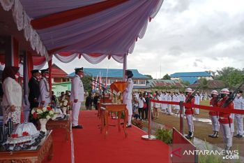 Pengibaran dan penurunan bendera merah putih di Baubau berjalan sukses meski diwarnai hujan ringan