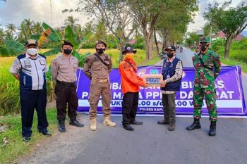 Petugas PPKM di Kapuas berjaga hingga di jalan pintas