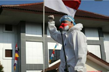 Berpakaian hazmat, Ganjar pimpin upacara HUT RI di lokasi isoter Asrama Haji Donohudan