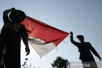 Upacara Kemerdekaan di Bekas Tambang Galian C