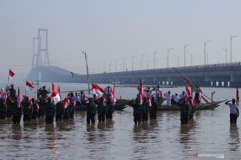 Upacara Kemerdekaan di Suramadu