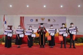 Rektor Itera anugerahkan penghargaan OZT Award dan mahasiswa berprestasi