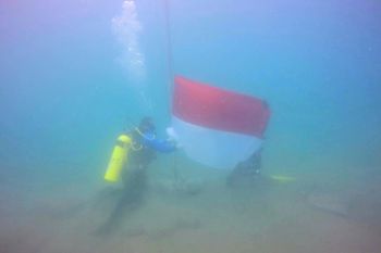 20 penyelam kibarkan bendera Merah Putih di dasar laut