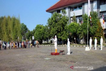 Ganjar pakai baju hazmat pimpin upacara Kemerdekaan RI