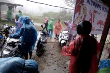 Hujan picu longsor lalu timbun jalan Bateh Samuik-Tombang Talamau, puluhan warga terjebak