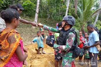 Satgas TNI Yonif 403 berikan layanan kesehatan gratis warga di perbatasan