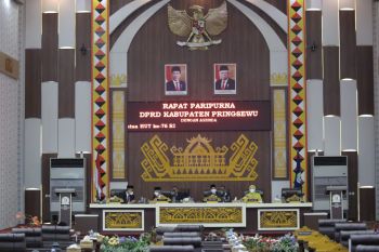Bupati dan Wakil Bupati Pringsewu hadiri rapat paripurna DPRD mendengarkan pidato presiden