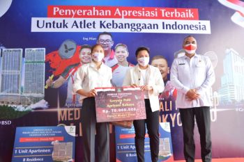 Bupati Tangerang hadiahi Greysia/Apriani bebas PBB seumur hidup