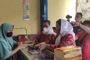 Warga Bandarlampung bagikan 1.000 botol empon tanda syukur pada HUT RI