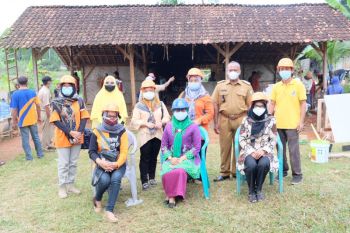 Ketua LKKS Pringsewu tinjau rehab rumah di Pekon Sukoharjo IV
