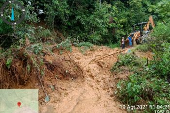 Sempat tertimbun tanah longsor,  jalan Bateh Samuik-Tombang sudah dapat dilalui kendaraan