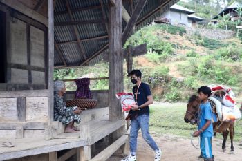 DNR Logistics salurkan bantuan PPKM Perum Bulog di Toraja