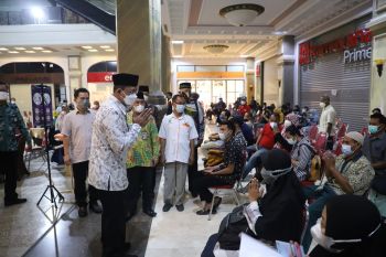Wabup Sleman meninjau vaksinasi ibu hamil dan santri