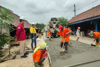 Semen Gresik bangun jalan beton di desa sekitar pabrik