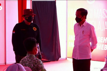 Presiden Jokowi tinjau pelaksanaan vaksinasi pelajar di Jawa Timur