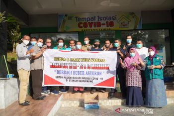 Sambut 10 Muharam, Diskominfo Kampar dan insan Persbagikan Bubur Asyuroke warga isoman