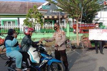 Polres Ogan Komering Ulu bagikan ratusan master gratis