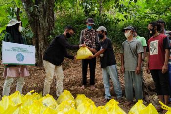 Dompet Dhuafa Lampung-TP PKK Provinsi Lampung berbagi sembako ke penggali kubur