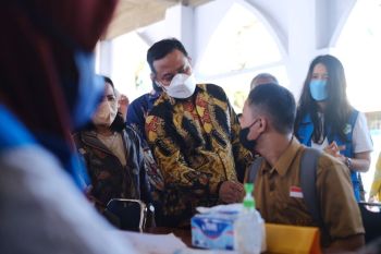 Plt Gubernur Sulsel tinjau vaksinasi COVID-19 bagi 200 pelajar SMAN 1 Pinrang