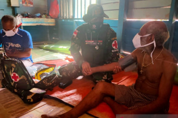 Satgas TNI Yonif 611 berikan layanan kesehatan warga perbatasan di rumah