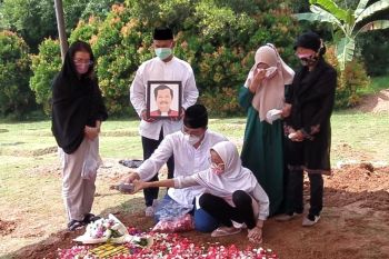 Catatan Ilham Bintang - Inilah suatu zaman ketika anak, istri, dan cucu, adalah orang "lain"