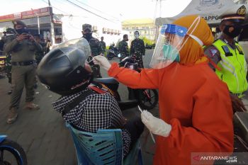Tes swab dalam operasi PPKM Makassar jaring 55 orang positif COVID-19