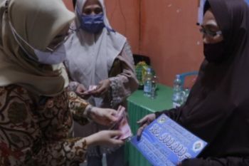Bupati Mamuju serahkan bantuan ke masyarakat pesisir