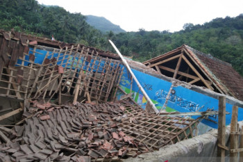Ruang kelas MTS Yaspida Sukabumi ambruk akibat hujan deras