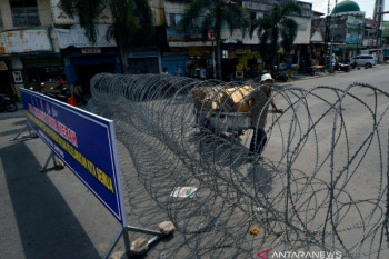 Penyekatan jalan protokol menggunakan kawat berduri