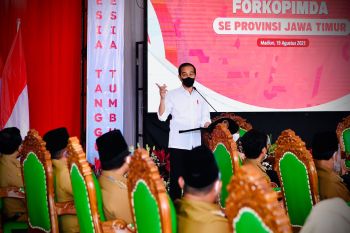 Presiden Jokowi mengaku sempat "dibisiki" potensi COVID-19 Indonesia bisa lewati India
