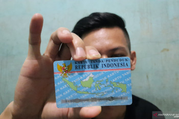 Delapan transgender terima e-KTP dari Disdukcapil Kabupaten Tangerang