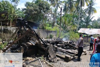Diduga akibat arus pendek, satu unit rumah kayu ludes dilalap api di Kinali