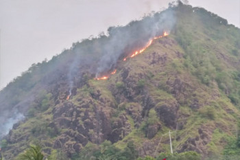 Puncak Habibie di Sukabumi Jabar terbakar