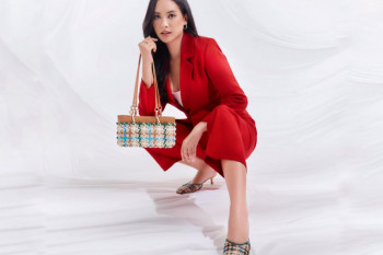 Aktris Elvira Devinamira dengan gaya "effortless"