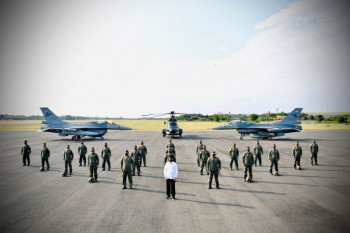 Presiden foto bersama dengan penerbang Garuda dan Nusantara Flight